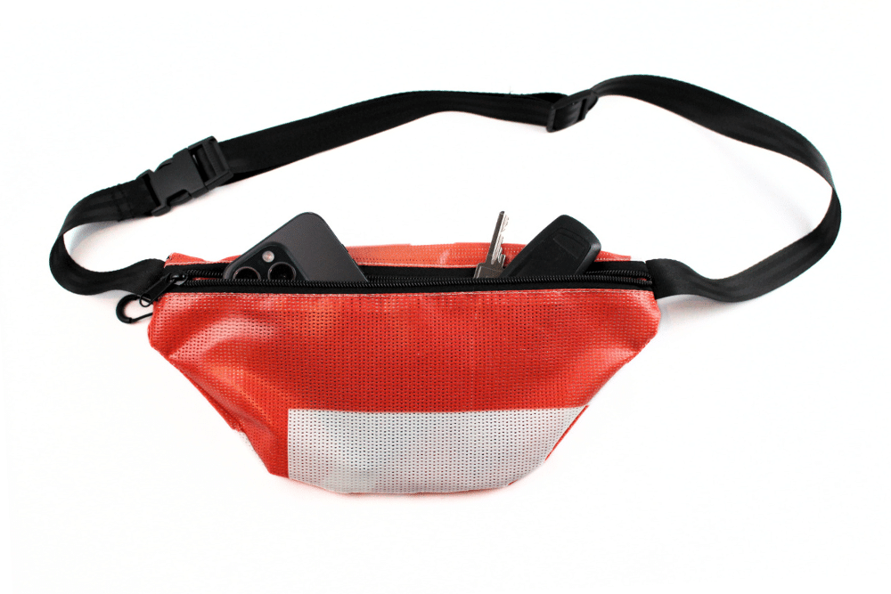reciclage-upcycling-banner-plane-hip-bag-mit-außentasche