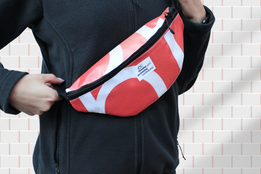 reciclage-upcycling-banner-plane-hip-bag-mit-außentasche