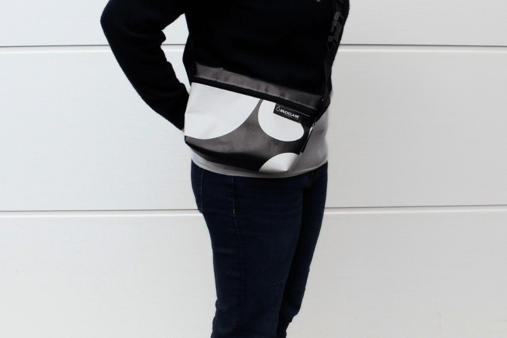 reciclage-upcycling-banner-plane-body-bag
