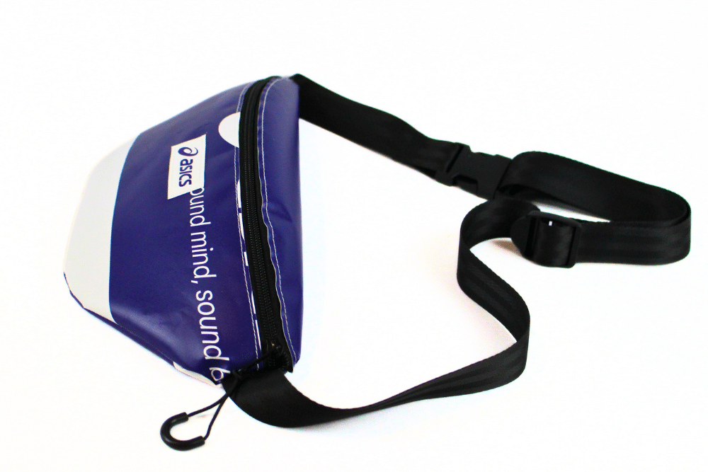 reciclage-upcycling-banner-plane-hipbag