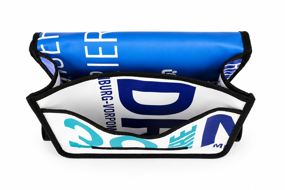 reciclage-upcycling-banner-plane-nachhaltig-Messenger-Bag-1