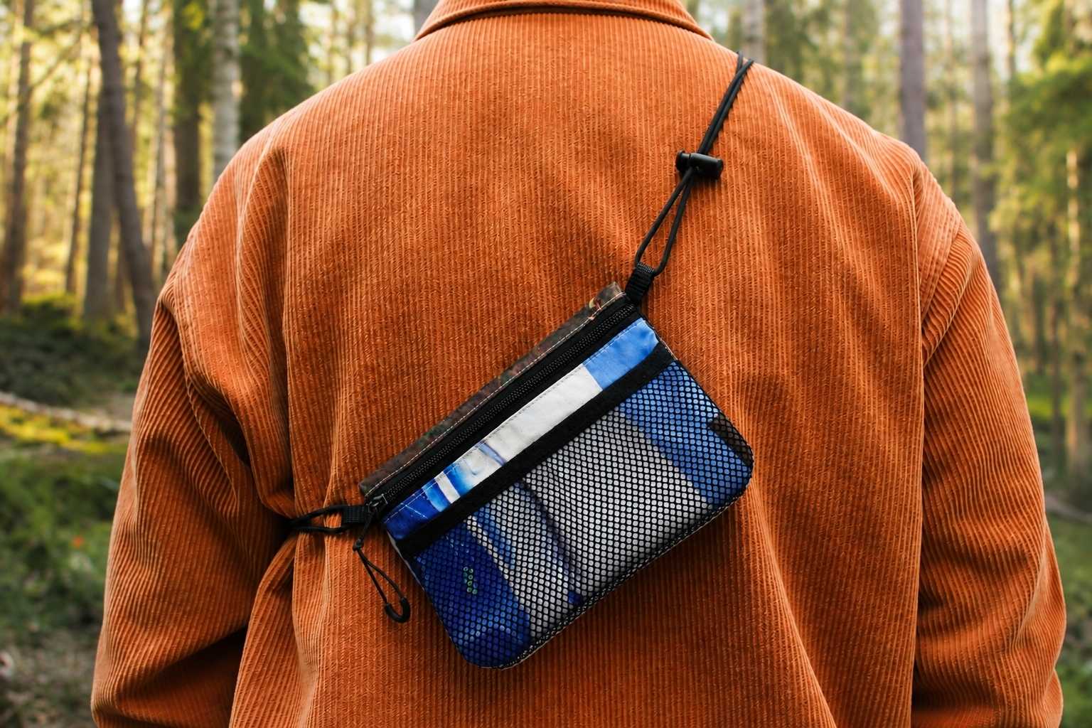 reciclage-upcycling-banner-plane-nachhaltig_crossbody_Bag.jpg