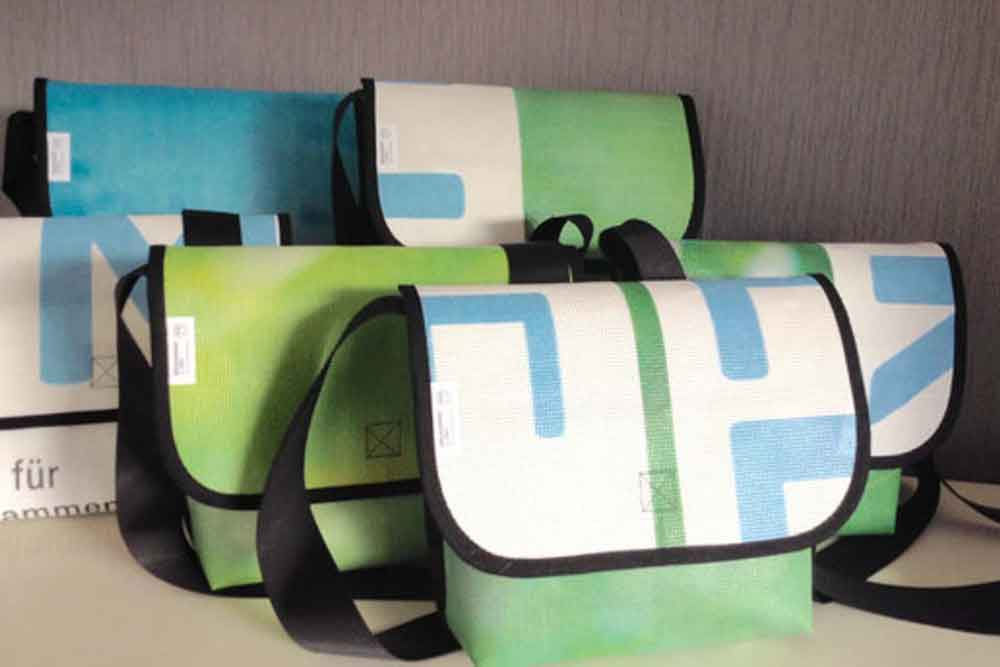 RECICLAGE - Upcycling - Banner & Plane - Engagement global - Umhängetasche